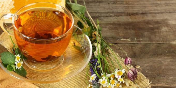 Como lidar com a insônia: chá de camomila ajuda