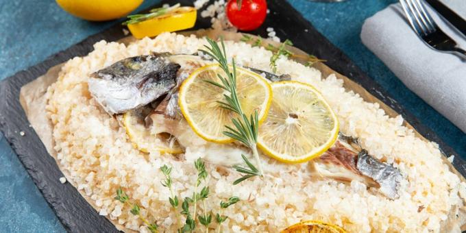 Receita de peixe no forno: dourado com sal