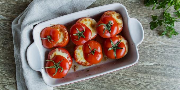Tomates recheados com frango picado e queijo