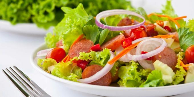 Salada com tomate, aipo e salsichas