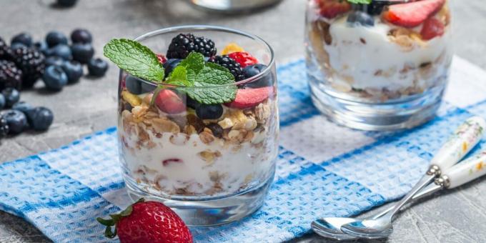 Iogurte com granola e frutas