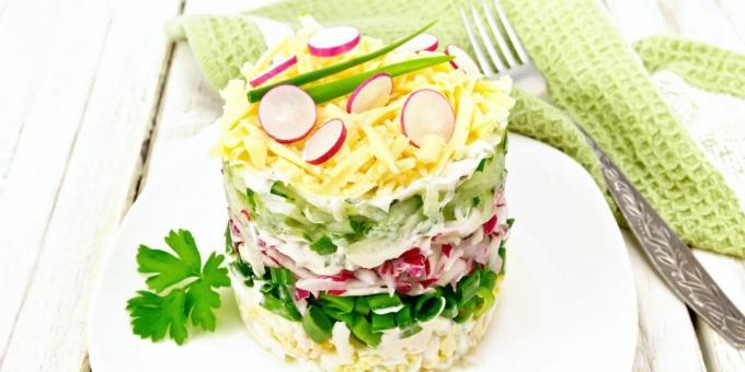 Salada com rabanete, queijo e ovos
