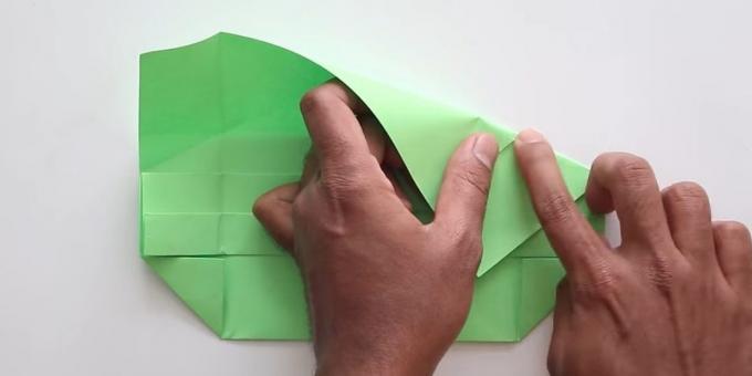 envelope com as mãos sem cola: Dobre o lado direito e marcar as principais dobras