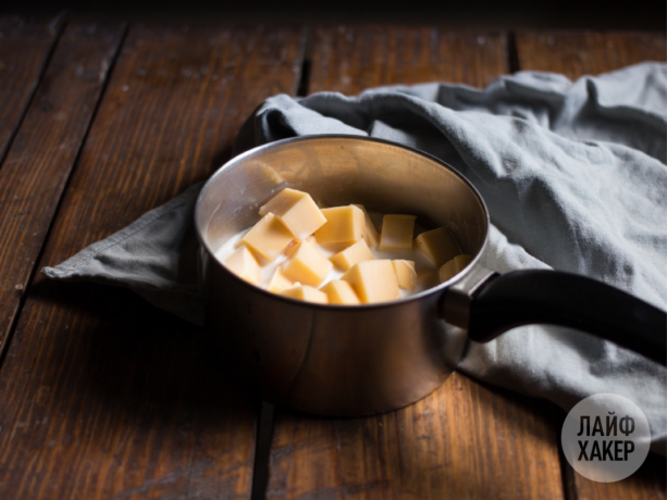 Nachos com molho de queijo: derreter o queijo do leite