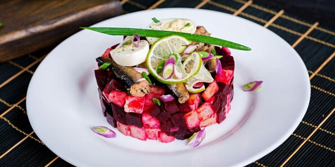 Salada com conservas de peixe, beterraba e cenoura: uma receita simples 