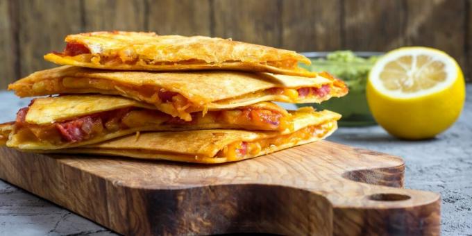 Quesadilla com salsicha, queijo e milho