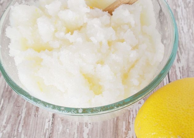 esfoliação de açúcar com o cheiro do limão