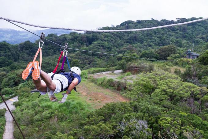Onde ir para um período de férias: ziplayn sobre a selva em Costa Rica