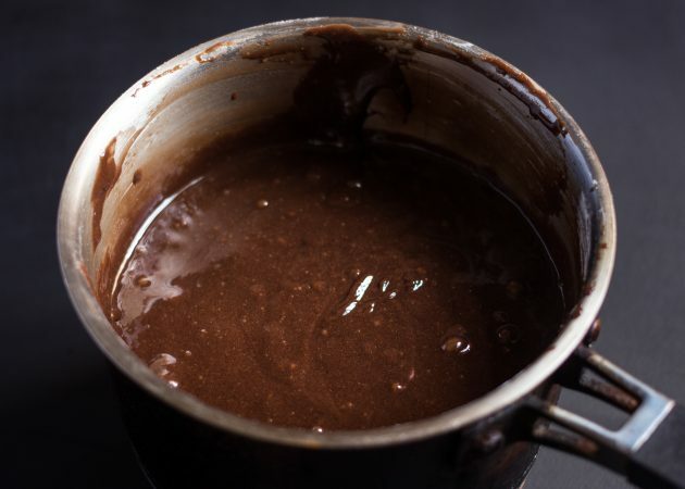 receita de brownie de chocolate: não sove a massa por muito tempo