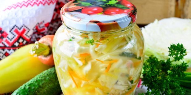 Saladas de repolho para o inverno: Salada de repolho com cenouras, pepinos, pimentas e ervas
