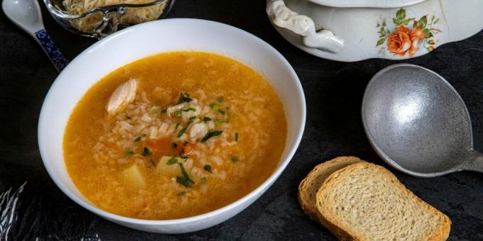 Sopa de tomate com frango e arroz