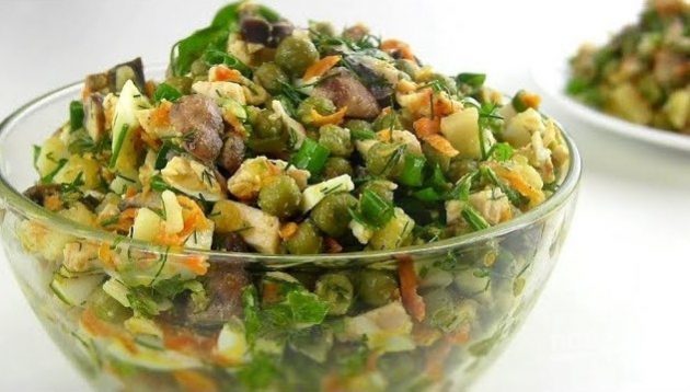 Salada com ervilhas verdes, frango, cogumelos e batatas