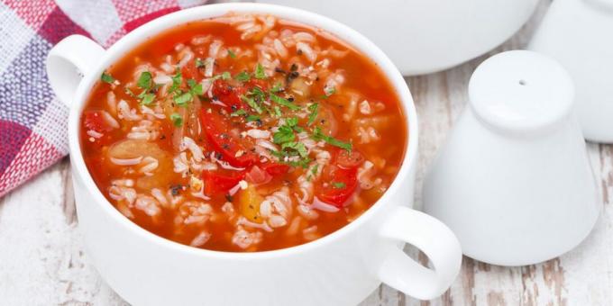 Sopa de tomate com carne de vaca, arroz e pimento