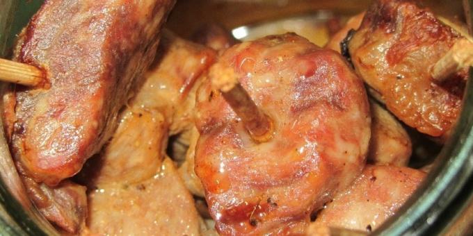 Como cozinhar a carne no forno: Carne de porco no espeto, cozido em uma panela 