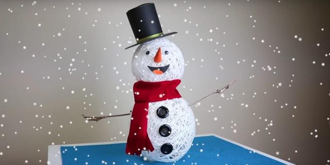 Como fazer um boneco de neve com as mãos de rosca