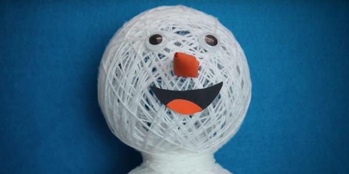 Boneco de neve com suas próprias mãos: adicionar os olhos, nariz e boca