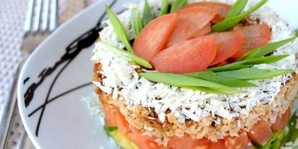 Saladas sem maionese: Salada folhada com abacate, tomate e rosa salmão