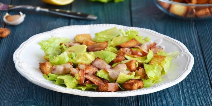Salada com croutons, bacon e abacate