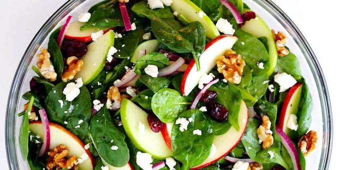 Salada com espinafre, maçãs, nozes, queijo e molho de mostarda