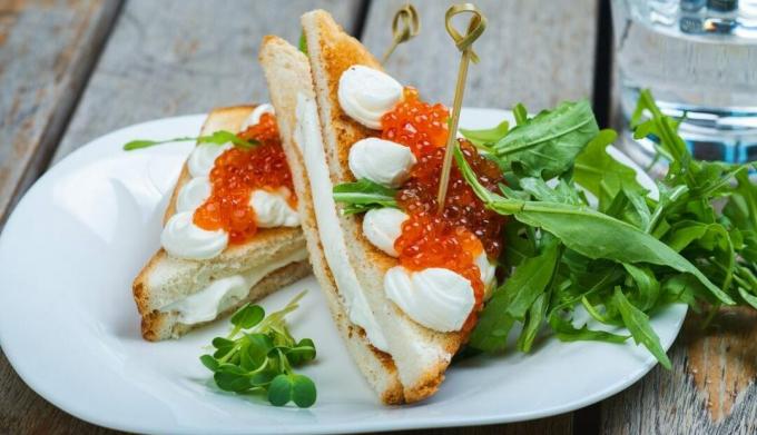 Sanduíche quente com mussarela e caviar vermelho
