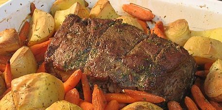 Como cozinhar a carne no forno: carne picante com batatas e cenouras