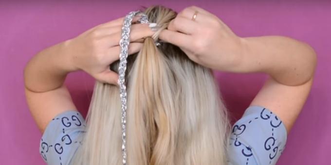 Reúna cabelo em um rabo de cavalo e prenda com fita