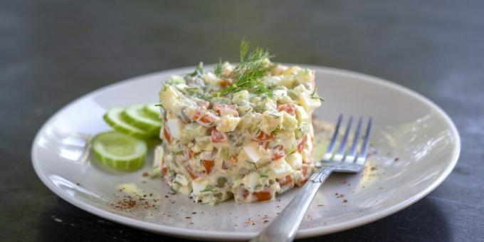 Salada com carne, pepino em conserva e pimentão