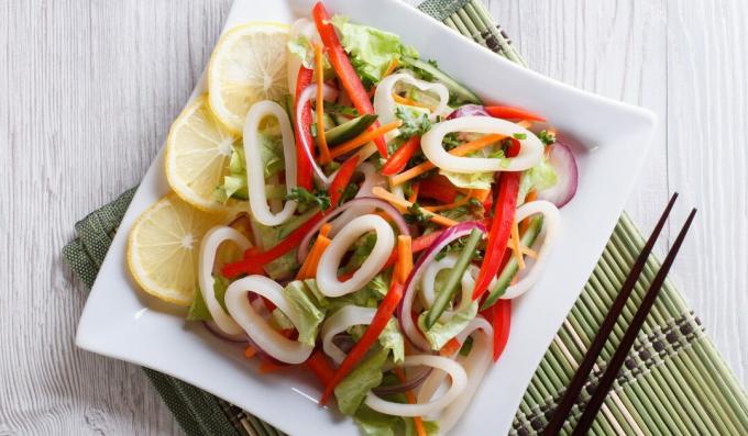 Salada simples com lulas e vegetais