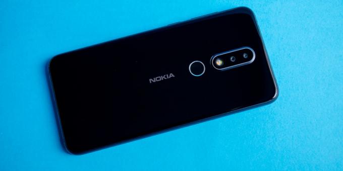 Revisão da Nokia 6.1 Plus: A tampa traseira