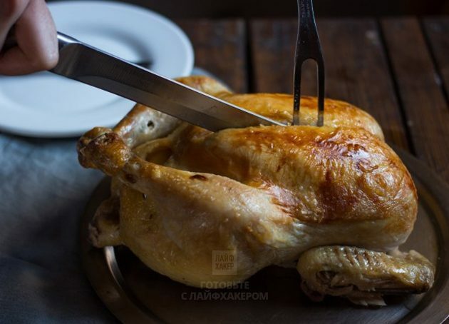 Frango no forno com limão: deixe o frango repousar um pouco antes de cortar