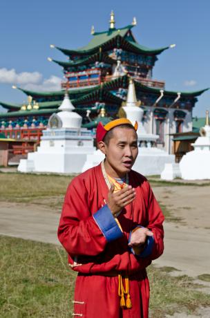 Lama realiza uma excursão
