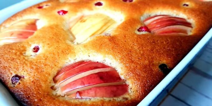 torta Meatless com as maçãs na suco de maçã