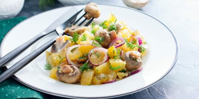 Salada com cogumelos em conserva e batatas