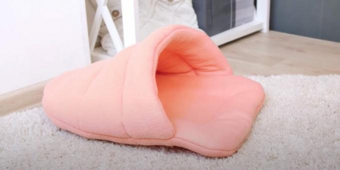Como costurar uma cama de tecido em forma de chinelo para um gato