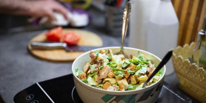 Salada com frango, pepino, aipo e croutons