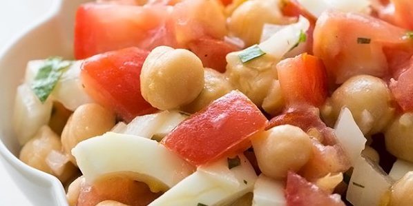 Salada com ovos, tomates e grão de bico