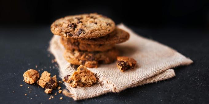 Uma receita simples de biscoitos de aveia com chocolate e nozes