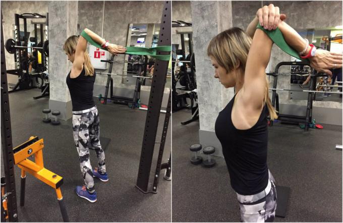 Exercícios com faixa de borracha: Esticando os ombros e músculos das costas