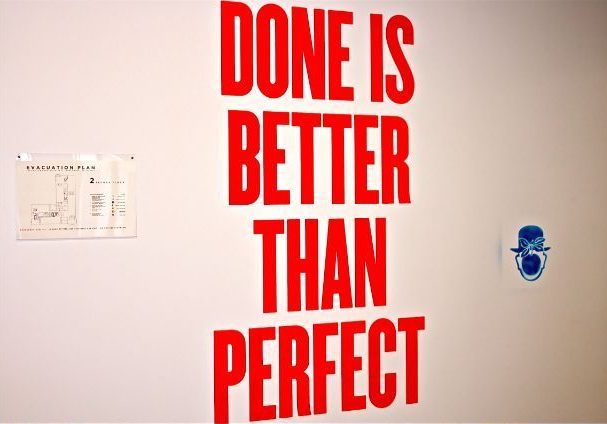 slogan motivacional em uma parede no escritório Facebook