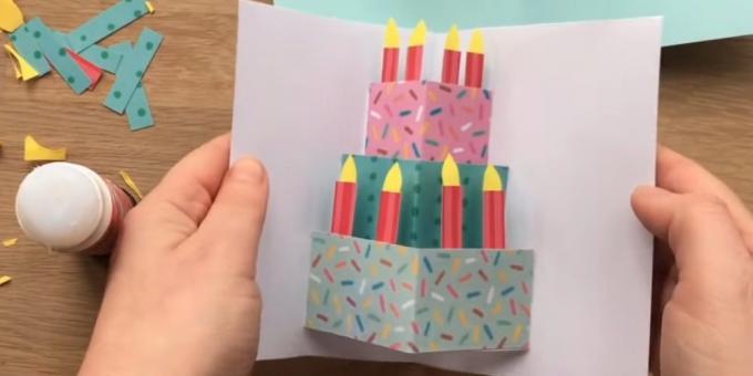 Cartão de aniversário com suas próprias mãos: cortar e colar velas para o bolo