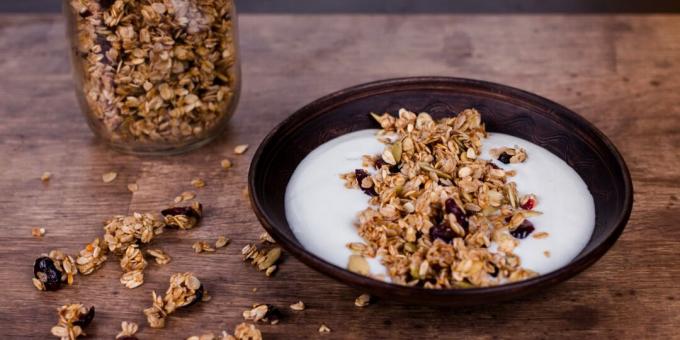 Granola ultrarrápida em uma frigideira com cranberries e sementes