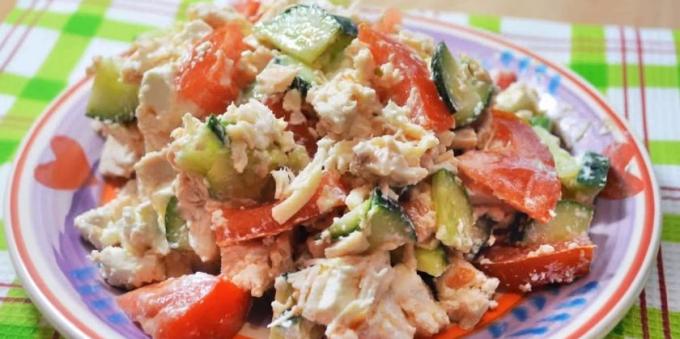 Saladas sem maionese: Salada com frango, queijo feta, tomate e pepino