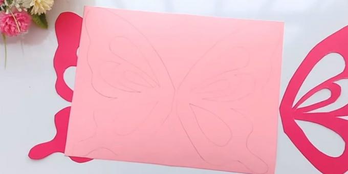 Cartão de aniversário com suas próprias mãos: Anexar asas ao papel rosa e círculo