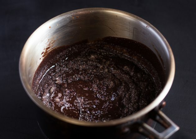 brownie com chocolate: adicione açúcar e cacau