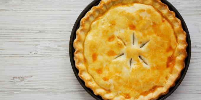 Torta com cogumelos da floresta e batatas