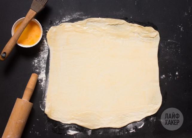 Como cozinhar palitos de queijo: Abra a massa