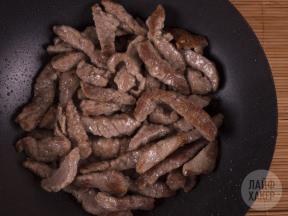 Como cozinhar rapidamente a carne da carne no molho de soja-gengibre