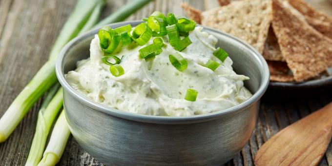 Salada com queijo e alho