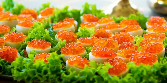 Ovos recheados com caviar vermelho