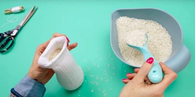 Boneco de neve com suas próprias mãos: Misture o arroz
